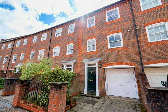 4 Bedroom Town House To Rent In Barbers Gate, Poole, BH15
