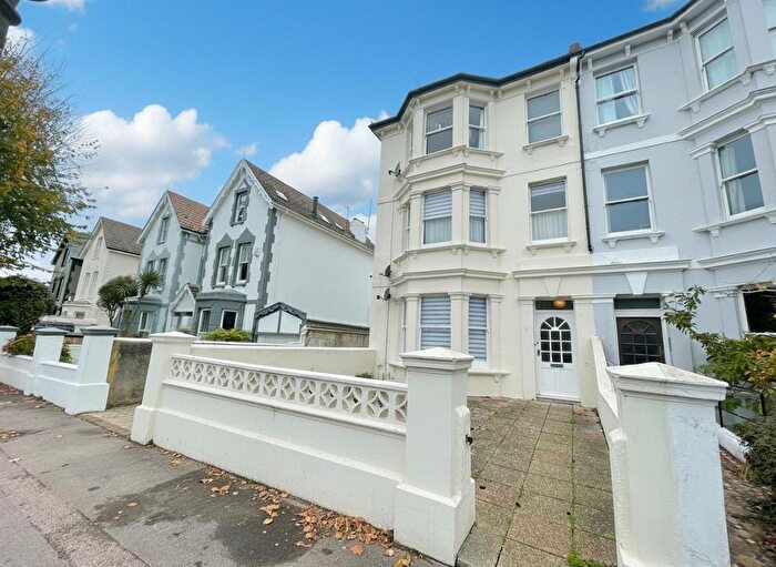 3 Bedroom Apartment To Rent In Westbourne Gardens, Hove, BN3