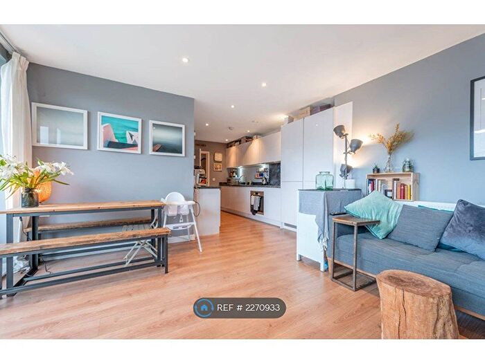 2 Bedroom Flat To Rent In St. James's Crescent, London, SW9