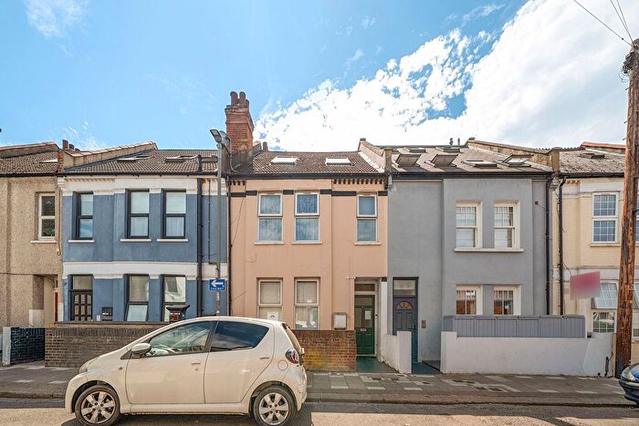 3 Bedroom Flat To Rent In Garratt Terrace, Tooting, London, SW17