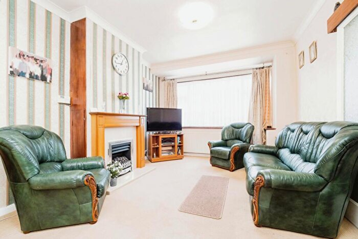 3 Bedroom End Of Terrace House For Sale In Auriel Avenue, Dagenham, Essex, RM10