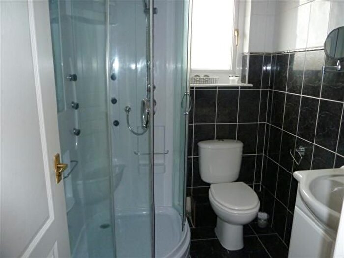 2 Bedroom Flat For Sale In Motherwell, North Lanarkshire, ML1