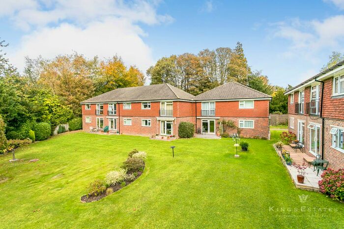 3 Bedroom Flat To Rent In Bucklers Close, Tunbridge Wells, TN2