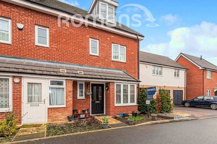 4 Bedroom Semi-Detached House To Rent In Holymead, Calcot, RG31