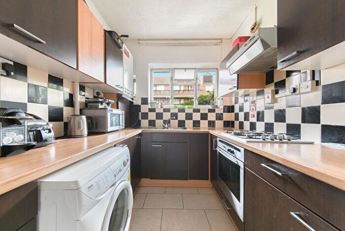 2 Bedroom Flat To Rent In Aubyn Square, London, SW15