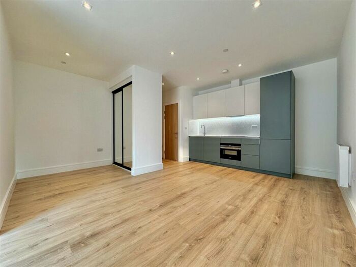 Apartment To Rent In Pycroft Road, Chertsey, KT16