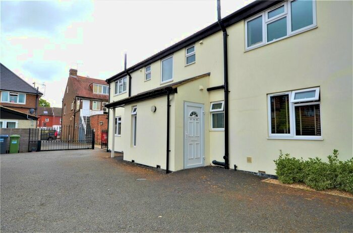 1 Bedroom Flat To Rent In Salfords, Surrey, RH1