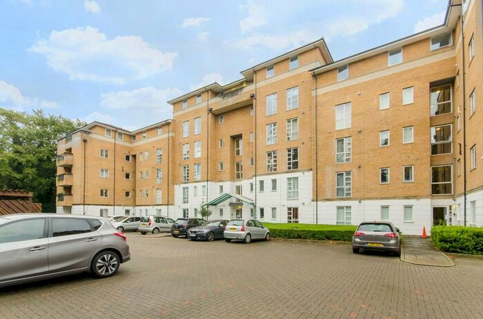 2 Bedroom Flat To Rent In Sparkford Gardens, Friern Barnet, London, N11