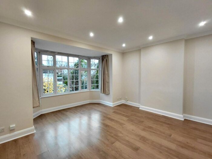 2 Bedroom Flat To Rent In Parkside Court, Etchingham Park Road, Finchley, N3