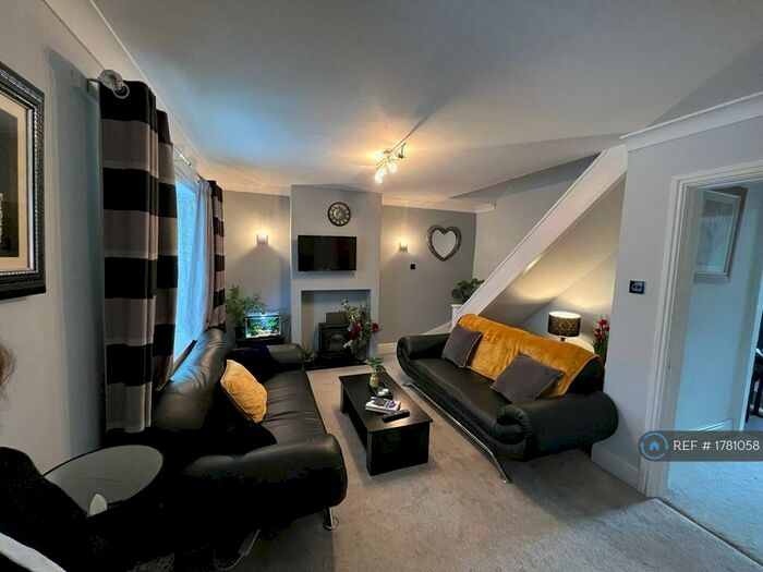 3 Bedroom Semi-Detached House To Rent In Garton Close, Nottingham, NG6