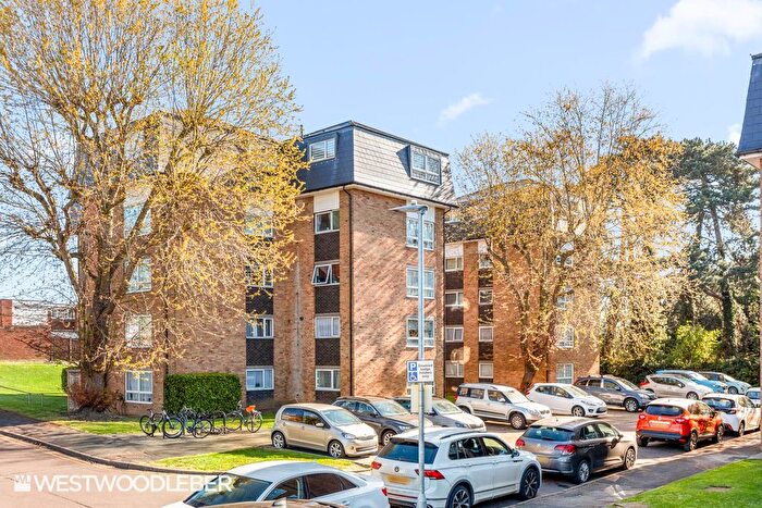 2 Bedroom Flat For Sale In Lampits, Hoddesdon, EN11