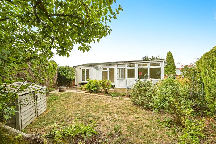 3 Bedroom Mobile/park Home For Sale In Cannons Drive, St. Johns Priory, Lechlade, GL7
