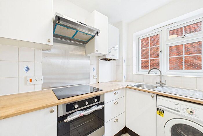 2 Bedroom Flat To Rent In Cookham Road, Maidenhead, Berkshire, SL6
