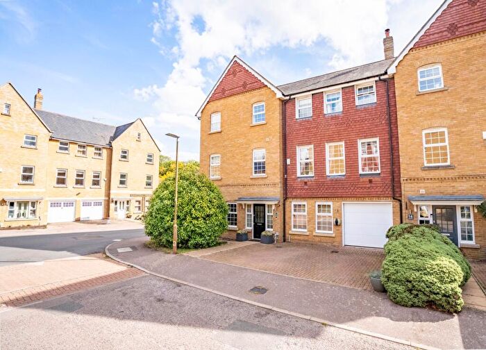 5 Bedroom Semi-Detached House For Sale In Ellis Fields, St. Albans, Hertfordshire, AL3