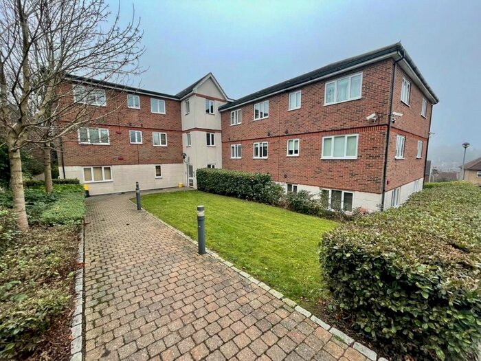 3 Bedroom Flat To Rent In Treetop Close, Luton, Bedfordshire, LU2