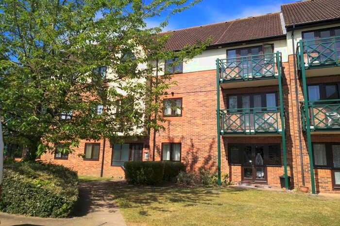 1 Bedroom Flat To Rent In Royal Court, Langley, SL3