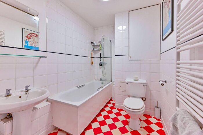 1 Bedroom Flat For Sale In Somerford Grove, Dalston, London, N16