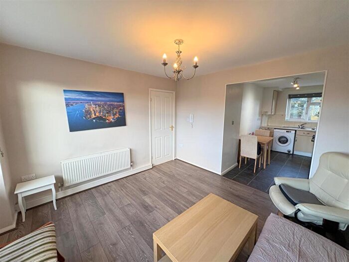 2 Bedroom Apartment To Rent In Dinsdale Crescent, Darlington, DL1
