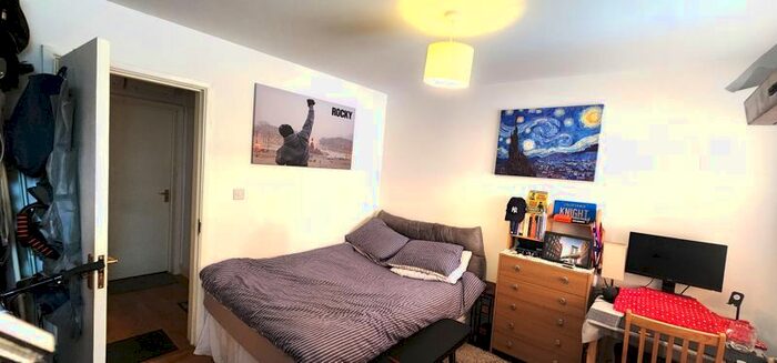 Studio To Rent In Nether Street, London, N12