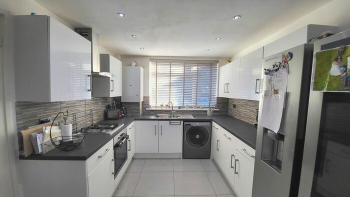 3 Bedroom Terraced House To Rent In Caistor Road, Balham, SW12