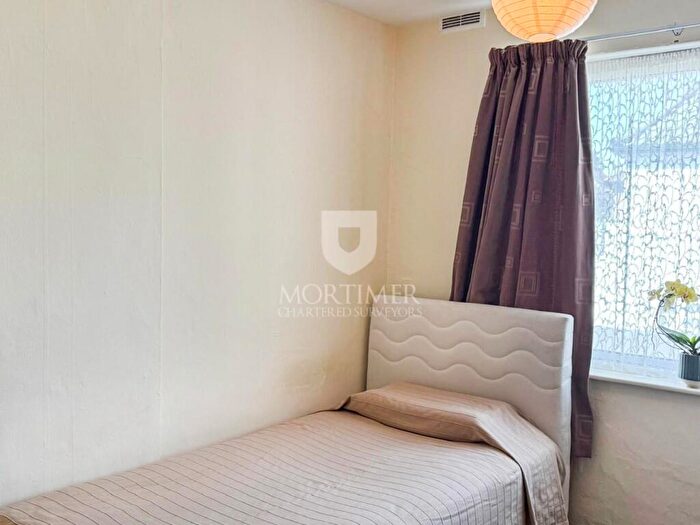 2 Bedroom Apartment To Rent In Green Lanes, London, N21