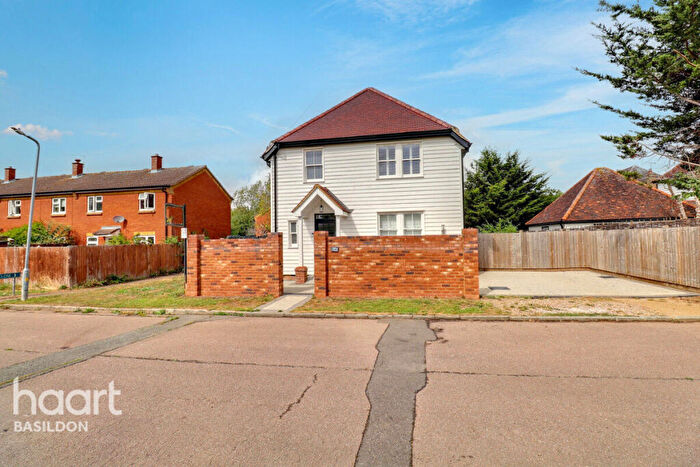 3 Bedroom Detached House For Sale In Pound Lane, Basildon, SS15