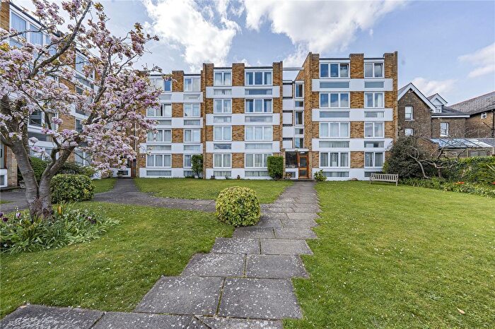 2 Bedroom Flat For Sale In Kent Road, Richmond, TW9