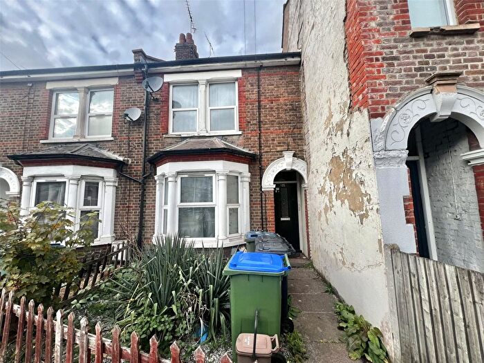 2 Bedroom Flat To Rent In Vicarage Road, Watford, Hertfordshire, WD18