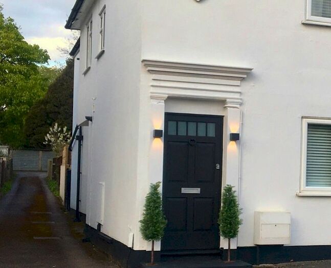 1 Bedroom Maisonette To Rent In St. Johns Road, Leatherhead, KT22