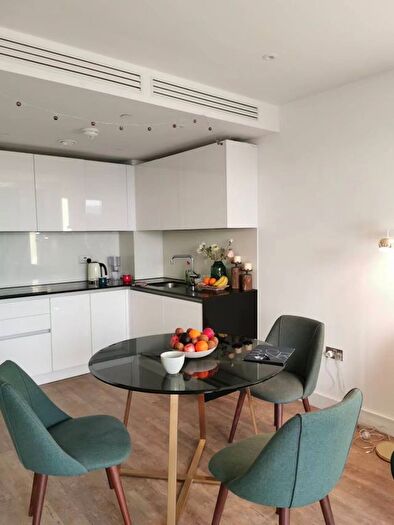 2 Bedroom Flat To Rent In Flat, Gladwin Tower, Wandsworth Road, London, SW8