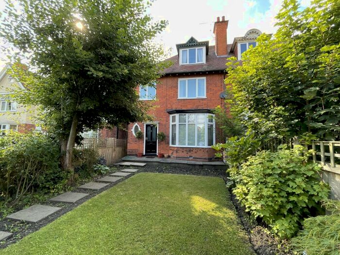 4 Bedroom Town House For Sale In King Street, Alfreton, DE55