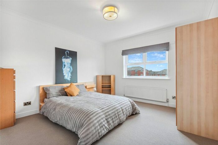 2 Bedroom Flat To Rent In Lisle Close, London, SW17