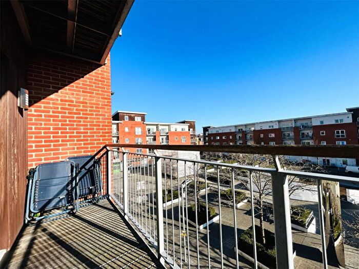 2 Bedroom Apartment For Sale In Whale Avenue, Reading, Berkshire, RG2