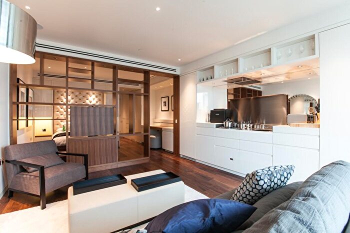 Flat To Rent In Milton Court, Moor Lane, Moorgate, London, EC2Y