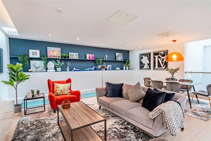 3 Bedroom Flat To Rent In Lincoln's Inn Fields, London, WC2A