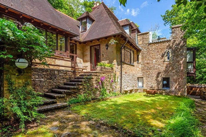 4 Bedroom Detached House For Sale In New Way, Godalming, GU7