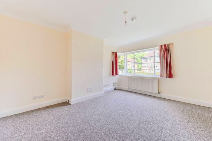 3 Bedroom Flat To Rent In Grove Avenue, Sutton, SM1