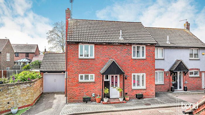 4 Bedroom Semi-Detached House For Sale In Rivendell Vale, South Woodham Ferrers, Chelmsford, CM3