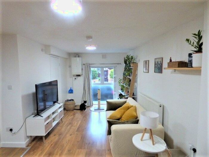 2 Bedroom Flat To Rent In Centurion Lane, Bow, E3