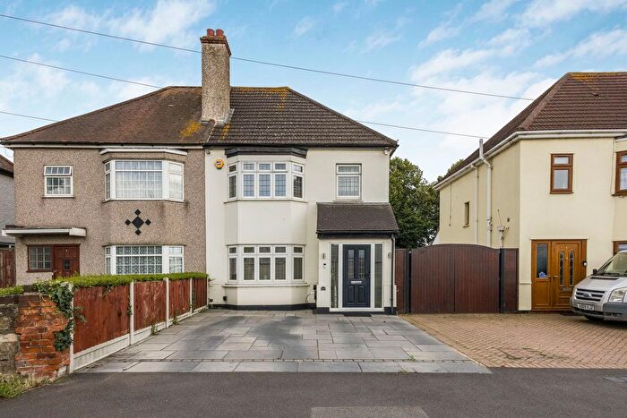 3 Bedroom Semi-Detached House For Sale In Purfleet Road, Aveley, RM15