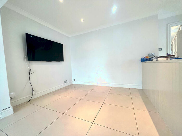 4 Bedroom House To Rent In Orchard Avenue, Rainham, RM13