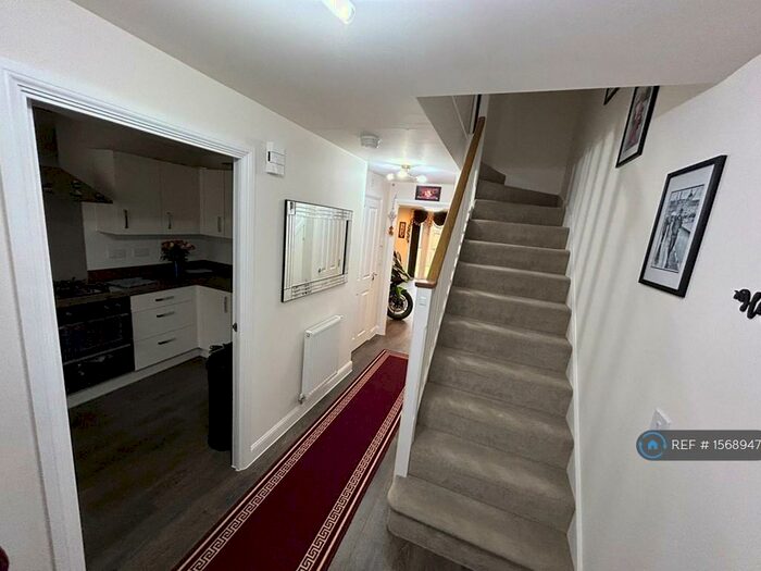 4 Bedroom Semi-Detached House To Rent In Brassie Close, Basingstoke, RG24