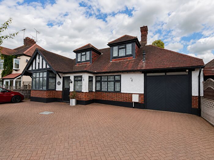 2 Bedroom Apartment For Sale In Mayfield Avenue, Southend-on-Sea, Essex, SS2