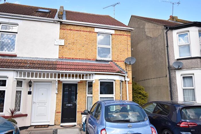 3 Bedroom End Of Terrace House To Rent In Wakering Avenue, SS3