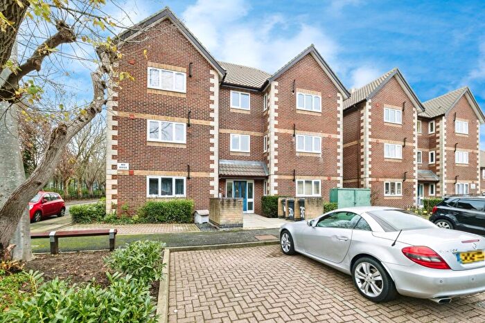 2 Bedroom Flat For Sale In Dells Close, Chingford, London, E4