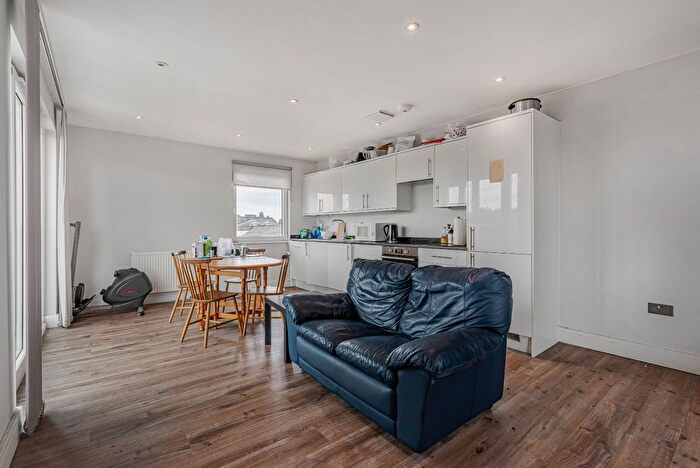 3 Bedroom Flat To Rent In Willow Court, Cambridge Road, Kingston Upon Thames, KT1