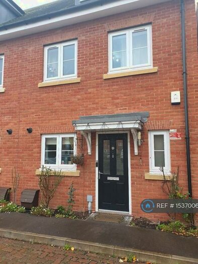 3 Bedroom Semi-Detached House To Rent In Denton Way, Slough, SL3