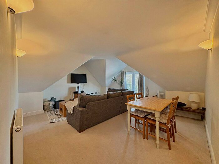 2 Bedroom Flat To Rent In London Road, Bagshot, Surrey, GU19