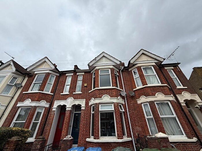 5 Bedroom House To Rent In Highcliff Avenue, SO14