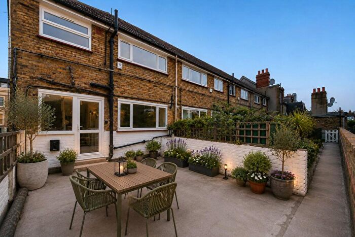 3 Bedroom Apartment For Sale In Brockley Road, London, SE4